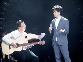 向嵬：我给李健弹吉他