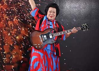 81岁摇滚奶奶苦练吉他20年，看过后真是帅了我一脸！