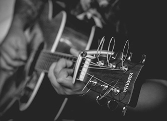 超好听！木吉他指弹《这个杀手不太冷》主题曲，技术不简单！