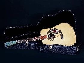 林俊杰花30万买了一把新吉他，没想到他也是吉他老烧！
