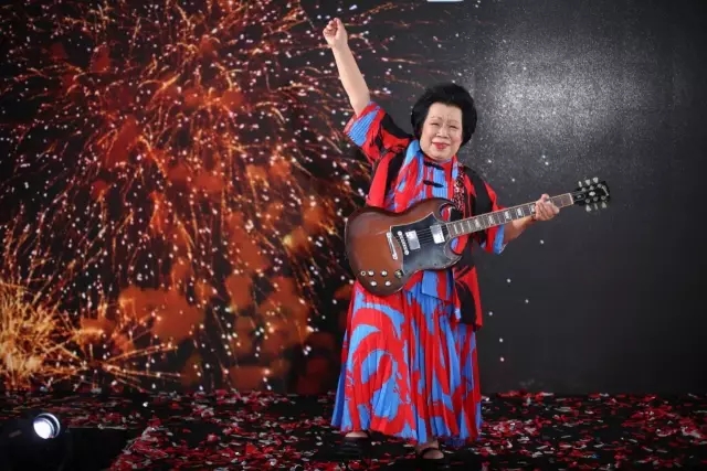 81岁照样玩摇滚，这个奶奶比她孙子还酷！