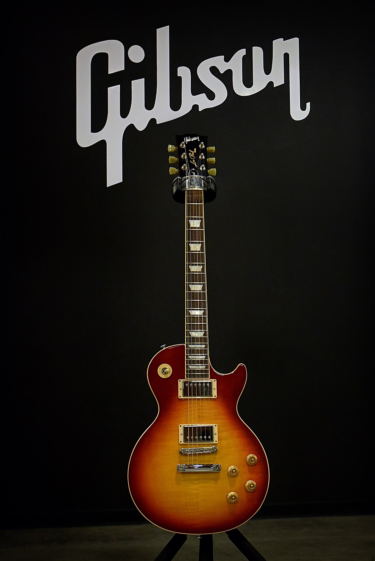 1200px-Gibson_Logo_and_Guitar.jpg