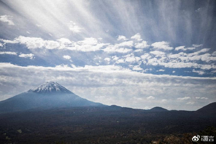 从青木原树海眺望富士山